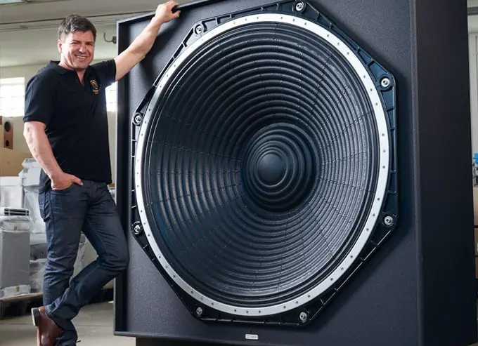 Persona junto a un subwoofer Ascendo de gran formato