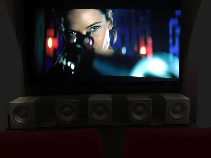 Pantalla de cine con bocinas frontales Ascendo debajo