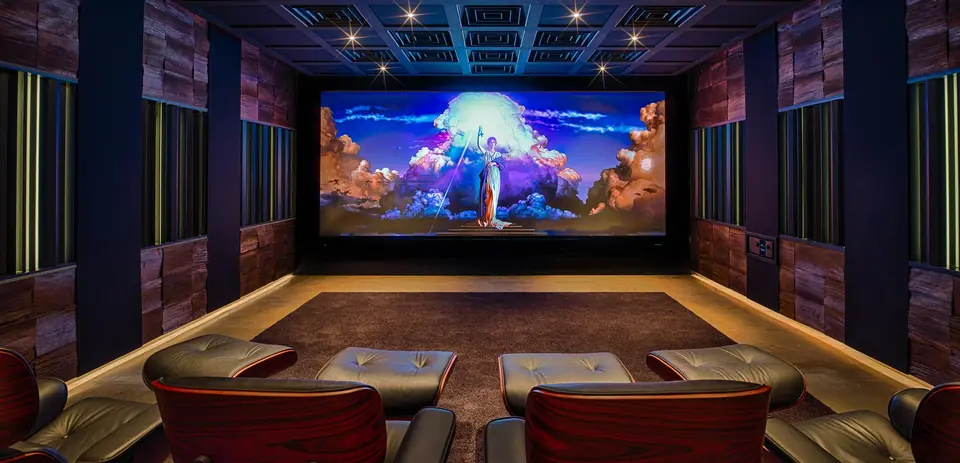 Cine privado con butacas rojas e iluminación de colores