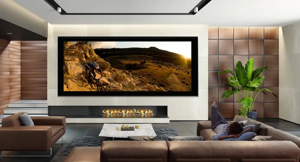 Sala de estar con pantalla de proyección sobre una chimenea lineal