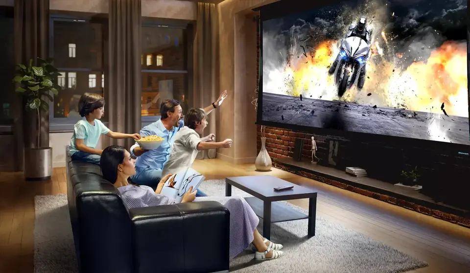Familia viendo una película proyectada en su sala