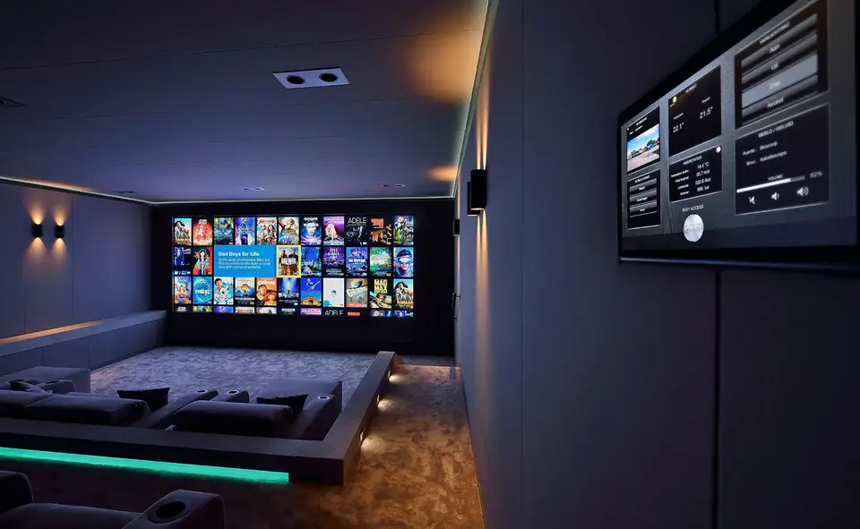 Cine en casa con proyección principal y pantalla lateral