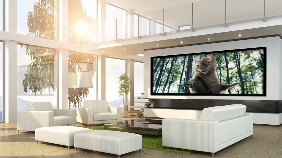 Sala luminosa con proyección panorámica a plena luz de día