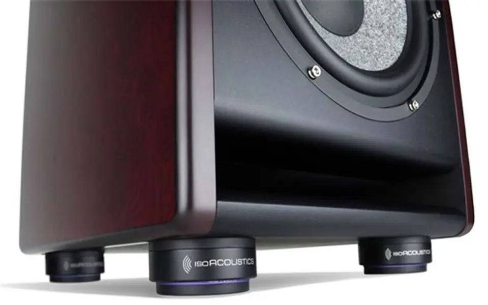 Aisladores IsoAcoustics bajo una bocina de acabado rojo