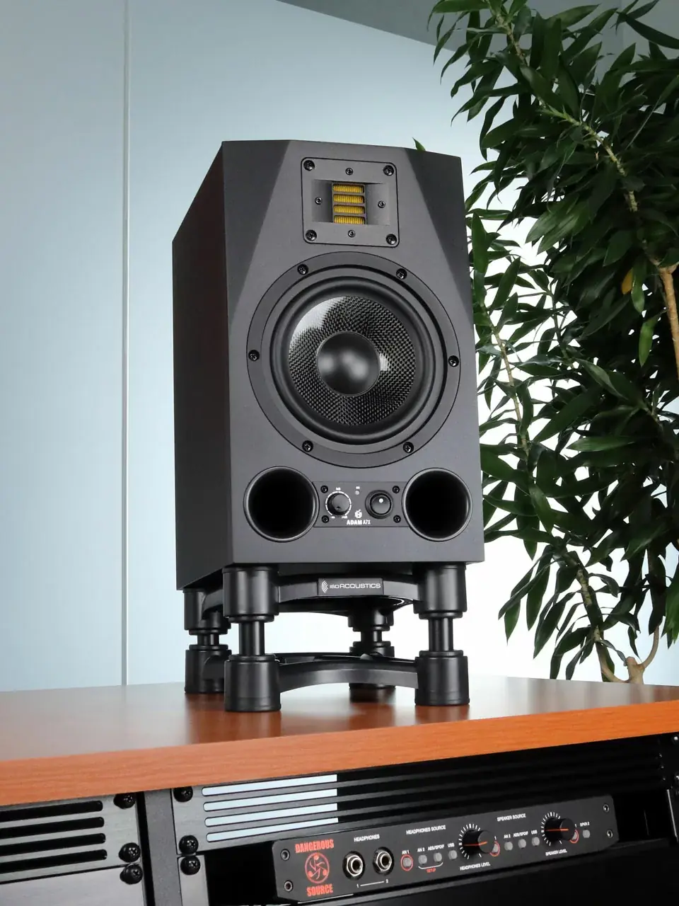 Monitor de estudio sobre un soporte IsoAcoustics