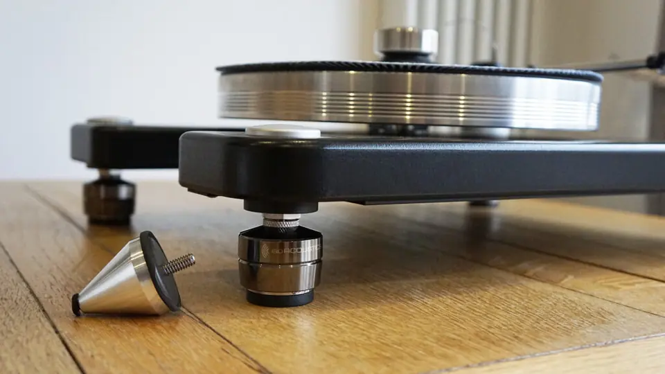 Tornamesa apoyada sobre aisladores IsoAcoustics