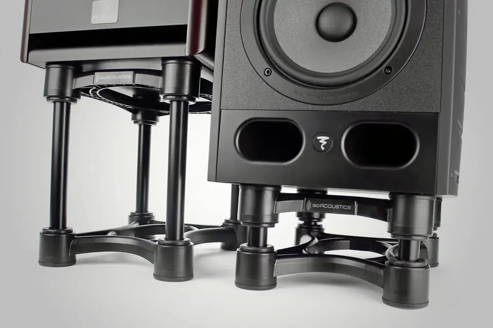 Monitor de estudio elevado con un soporte IsoAcoustics