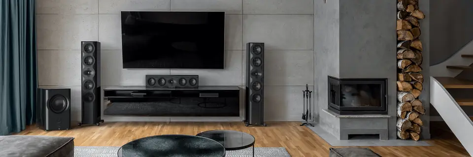 Sistema Perlisten con torre, subwoofer y barra central en una sala