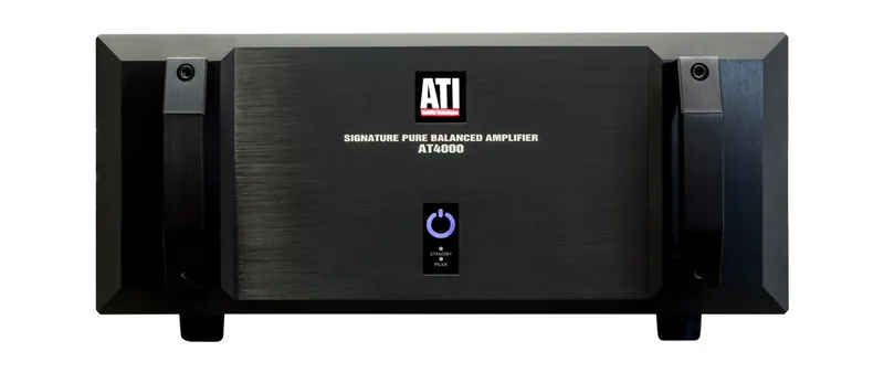 Amplificador ATI Signature Series AT4000 de frente: chasis negro cepillado con asas laterales y botón de encendido iluminado en azul.