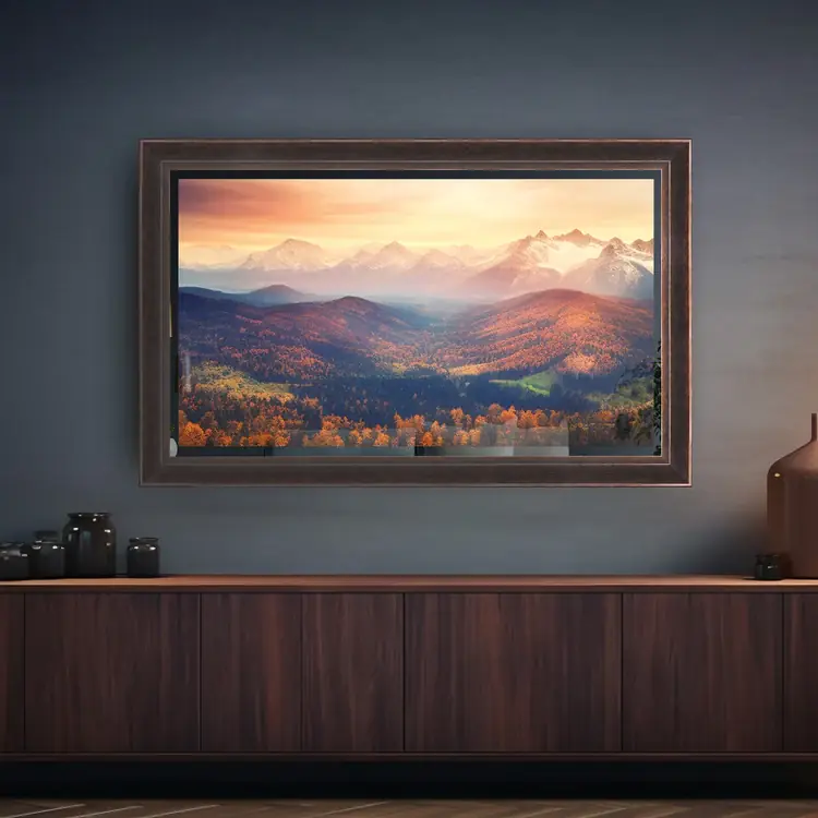 Televisor Seura enmarcado como un cuadro sobre un mueble de madera