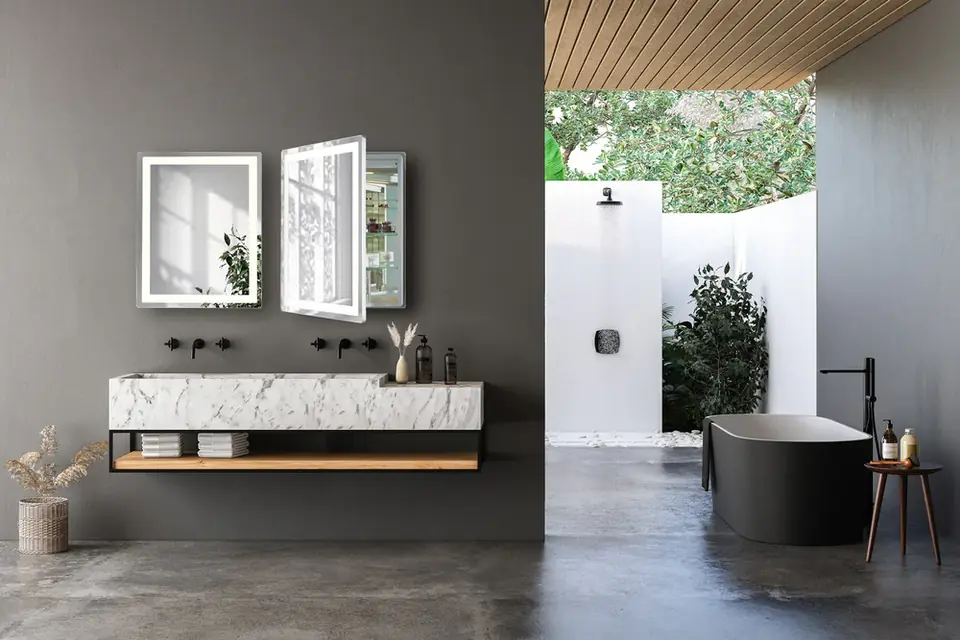 Baño con gabinetes de espejo Seura iluminados