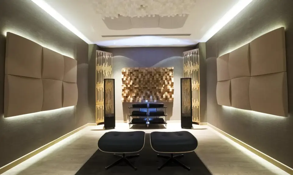 Sala de escucha con difusores de madera y paneles acústicos Univicoustic iluminados