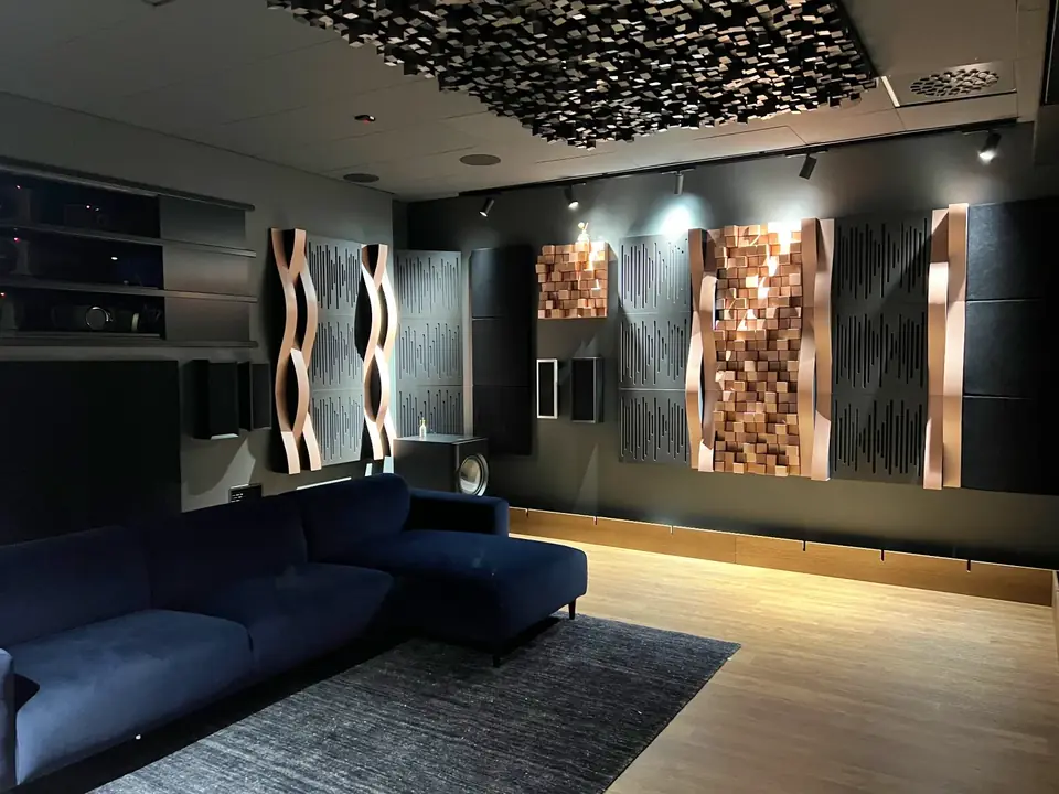 Showroom de audio con paneles acústicos Vicoustic iluminados