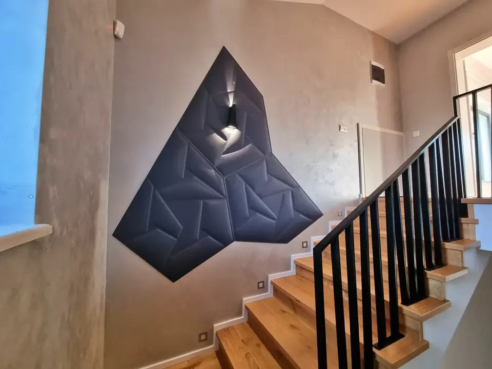 Escalera con paneles acústicos Vicoustic de formas geométricas