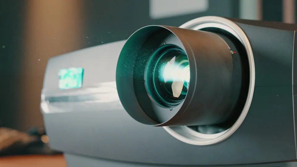 Acercamiento al lente de un proyector Barco Medea MKII