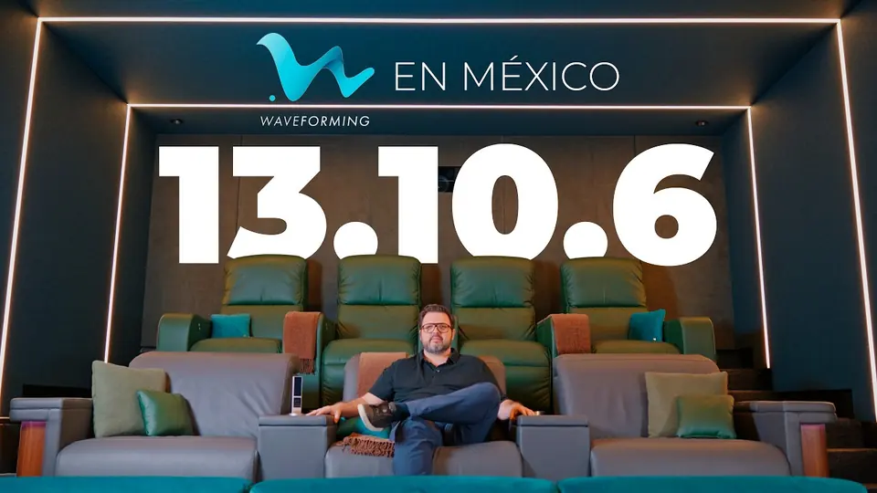 Cine residencial con butacas verdes y luz perimetral, con el texto 13.10.6 WaveForming en México
