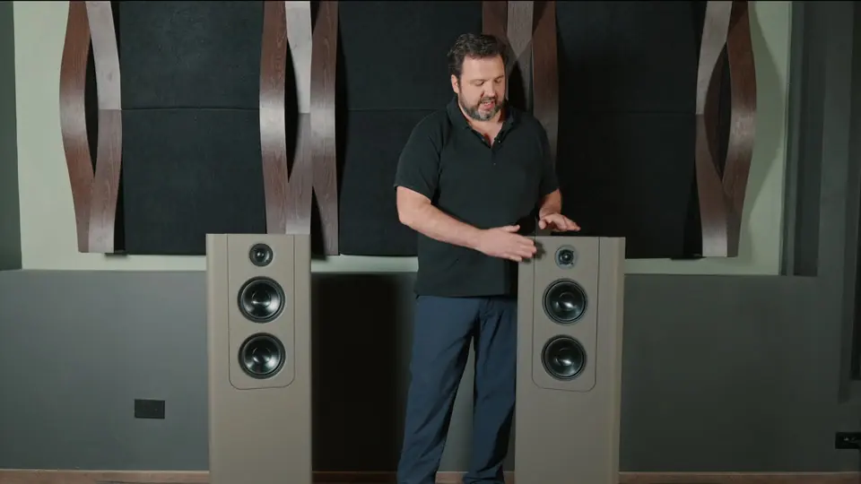Jordi Lodoza junto a un par de bocinas Lyngdorf FR-2 en una sala acústica