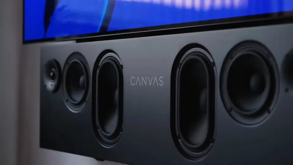 Barra de sonido Canvas Hifi bajo una pantalla, con sus conos a la vista y el logotipo CANVAS al centro.