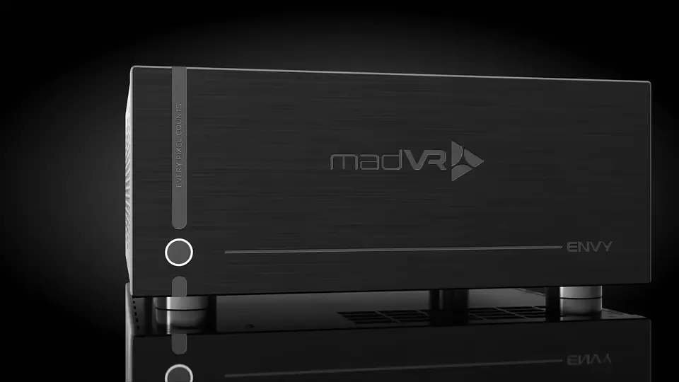 Procesador de video madVR Envy en negro cepillado, con el logotipo madVR, sobre fondo oscuro.