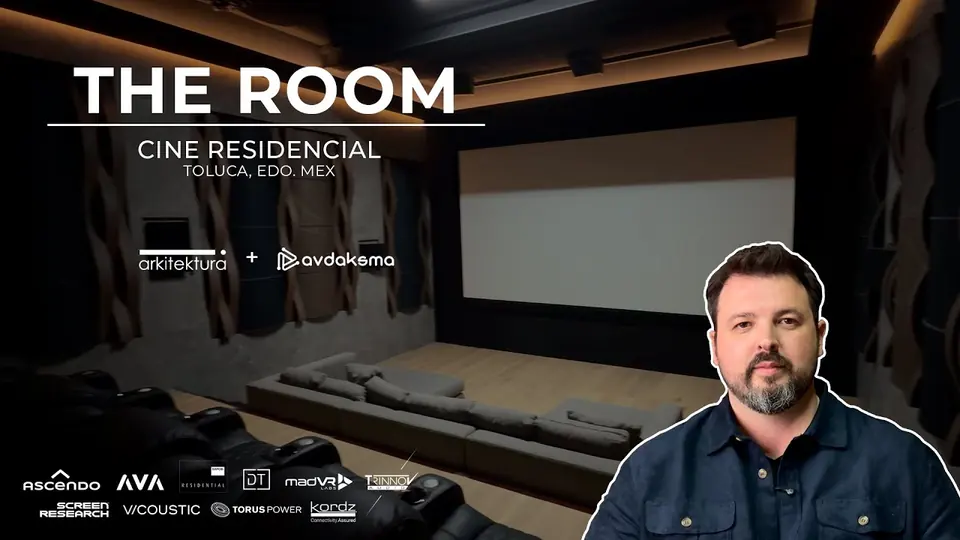 Cine residencial The Room con pantalla panorámica, butacas y paneles acústicos