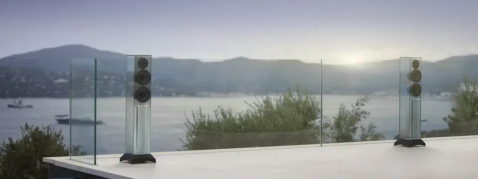 Bocinas Waterfall Audio ambientadas frente a un lago al amanecer