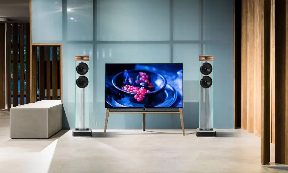 Sala con televisor y bocinas de cristal Waterfall Audio